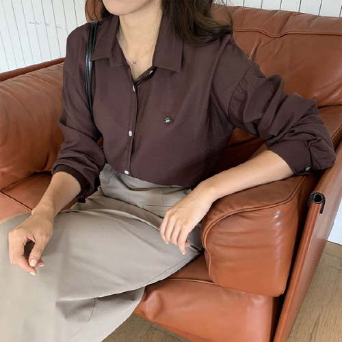 앤이키 펜던트 포인트 세미 크롭 엠보 셔츠