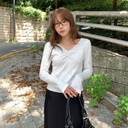 피테진 도트 브이넥 셔링 긴팔 티셔츠