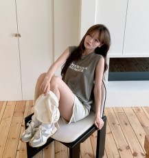 뷰너린 빈티지 프린팅 슬리브리스 티셔츠
