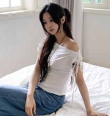 서리드 리본 스트랩 셔링 오프숄더 반팔티셔츠