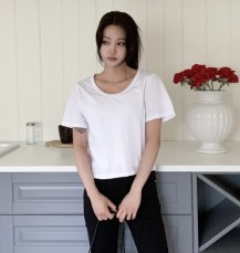 초르디 유넥 세미 크롭 반팔 티셔츠